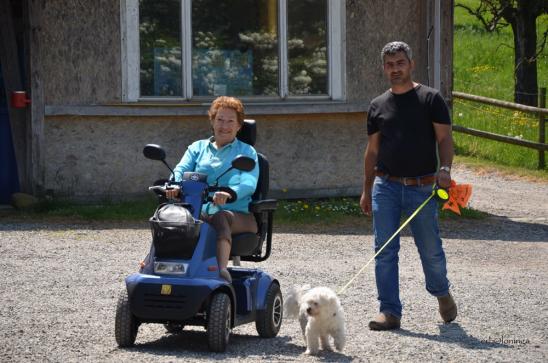 Nelly kommt mit dem Elektromobil, da sie nach der Rücken OP nicht so lange laufen konnte