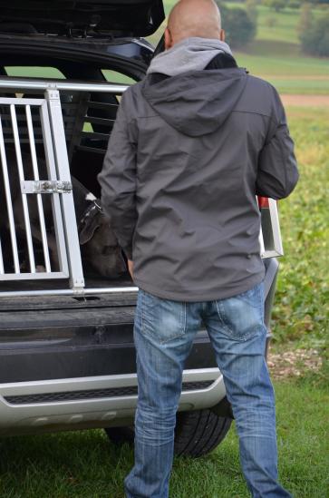 Hund in Auto ein - und ausladen