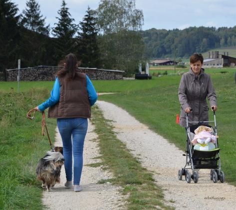 Begegnung mit Kinderwagen und schreiendem Kind