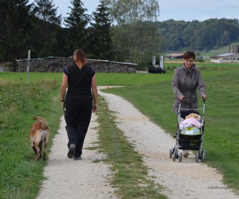 Begegnung mit Kinderwagen und schreiendem Kind