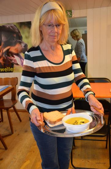 und dann gibts eine feine Kürbissuppe mit Wienerli - danke an die Küche - das hat gut gemundet nach dieser Anspannung
