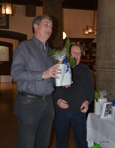 Peter holt den Preis für Akkimo ab, da die Besitzerin nicht hier ist.