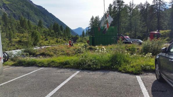 und bringen die Wrakteile vom Flugzeug