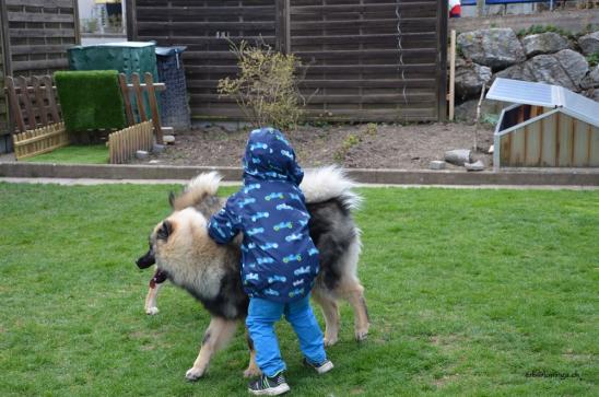 mit den Kindern sehr lieb