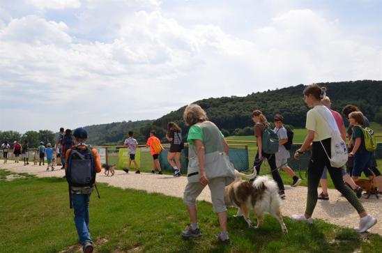 die Kinder auf den Zug begleiten...