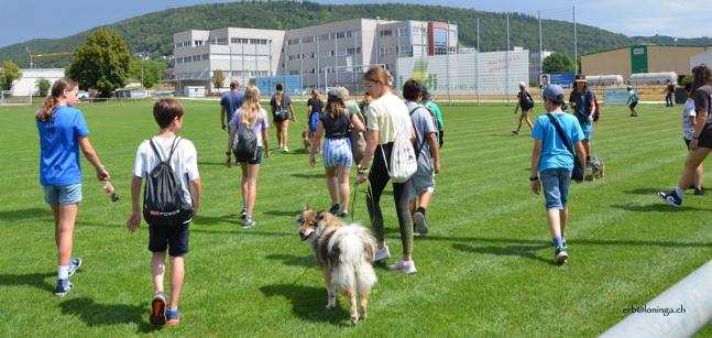 die Kinder auf den Zug begleiten...