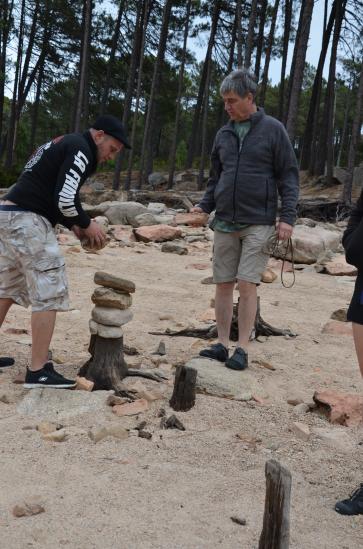 und die Buben bauen sich eine Steinskulptur