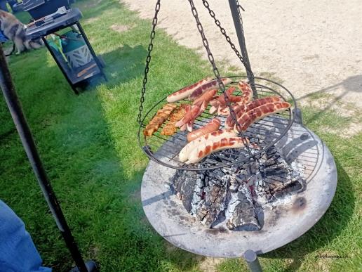 jeder Brutzelt sein mitgebrachtes Fleich und holt sich Salat am Büffet (von den Anwesenden mitgebracht)