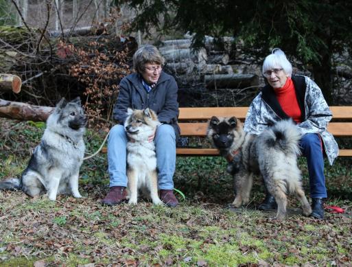 Mama Anila mit Chuckie und Chinook